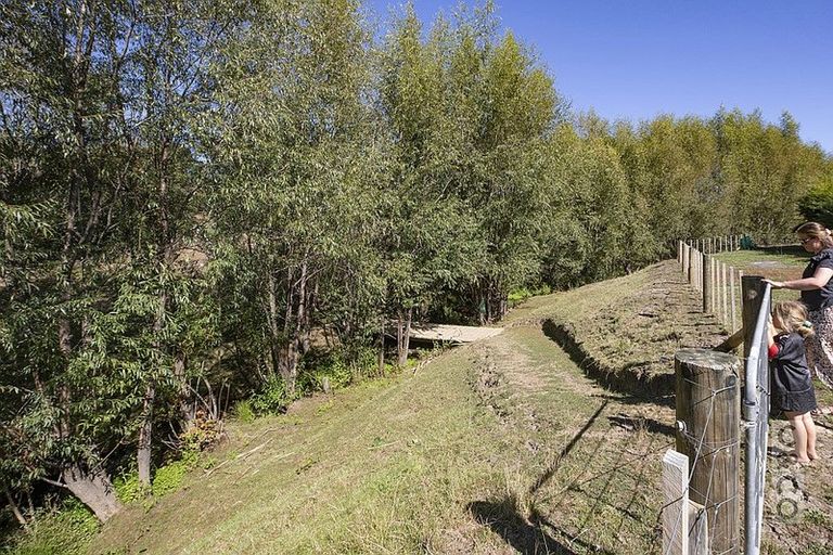 Photo of property in 231 Waitakere Road, Taupaki, Henderson, 0782