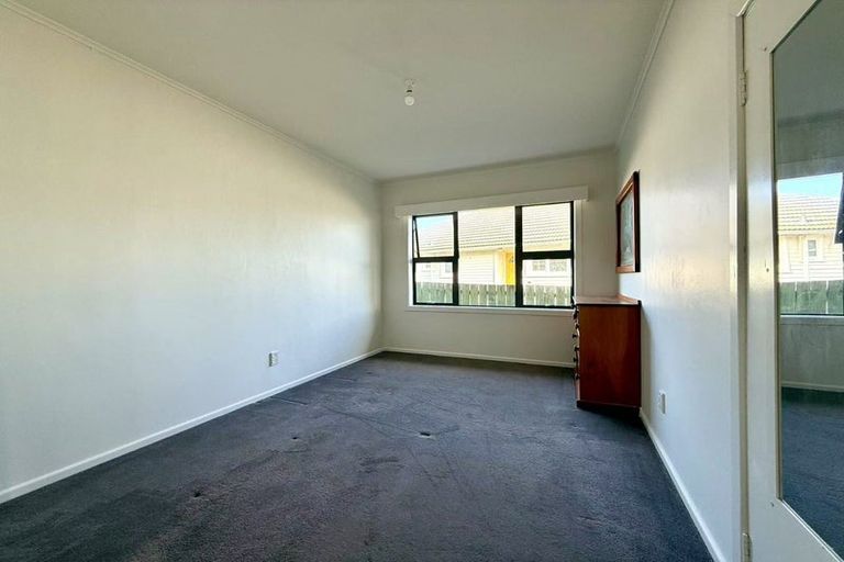 Photo of property in 6 Durham Street, Te Atatu Peninsula, Auckland, 0610