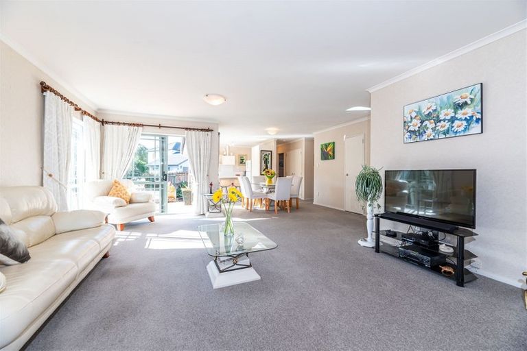 Photo of property in 8 Ryehill Close, New Lynn, Auckland, 0600