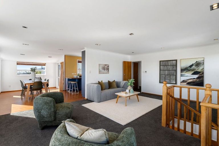 Photo of property in 32 Brooker Grove, Newlands, Wellington, 6037