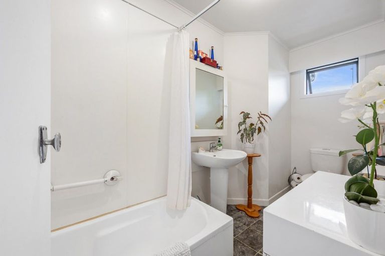 Photo of property in 130a Awaroa Road, Helensville, 0800