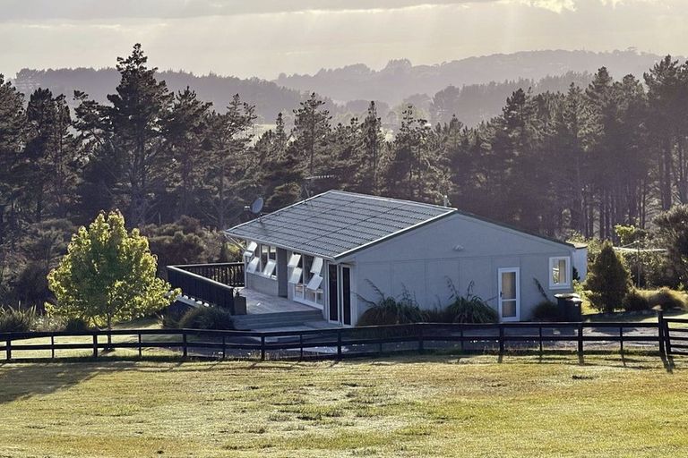 Photo of property in 62 Bethells Road, Waitakere, Henderson, 0782