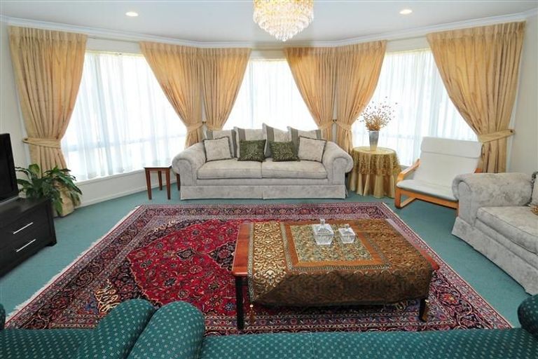 Photo of property in 64 Roberta Crescent, Orewa, 0931