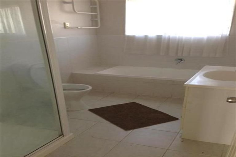 Photo of property in 76 Pitt Avenue, Clendon Park, Auckland, 2103