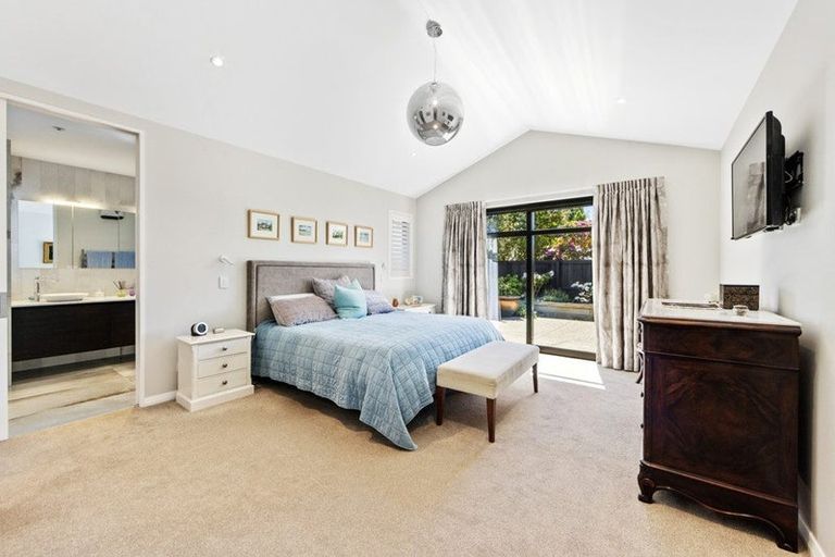 Photo of property in 17 Lees Road, Strowan, Christchurch, 8052