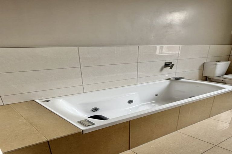 Photo of property in 98 Endeavour Street, Lyall Bay, Wellington, 6022