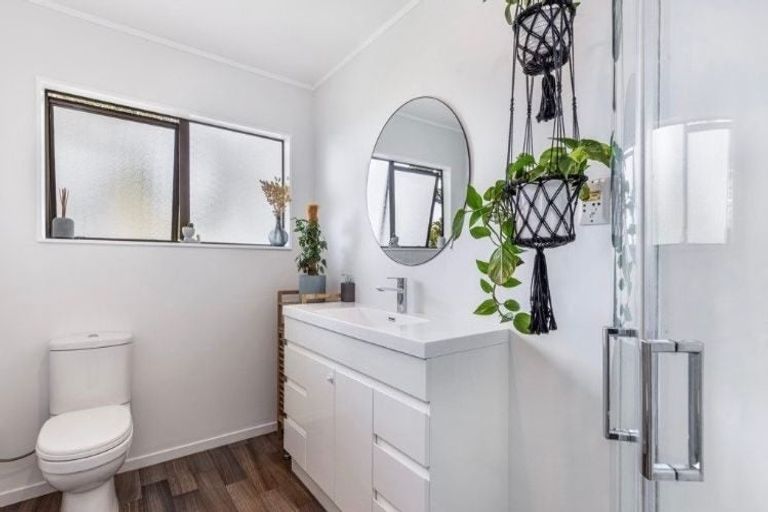 Photo of property in 2/187 Carnoustie Drive, Wattle Downs, Auckland, 2103