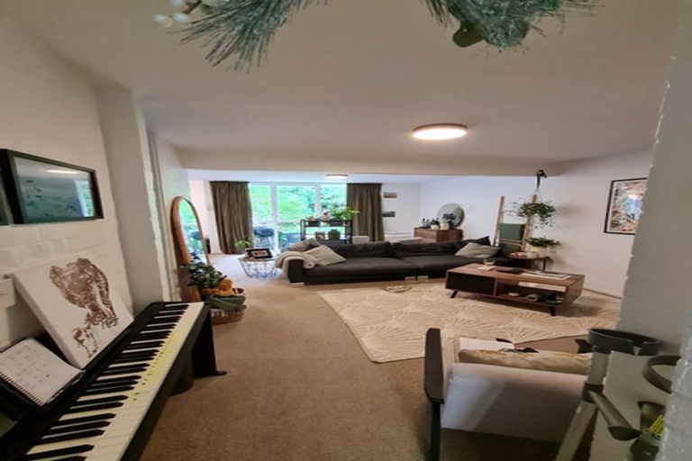 Photo of property in 141 Churton Drive, Churton Park, Wellington, 6037