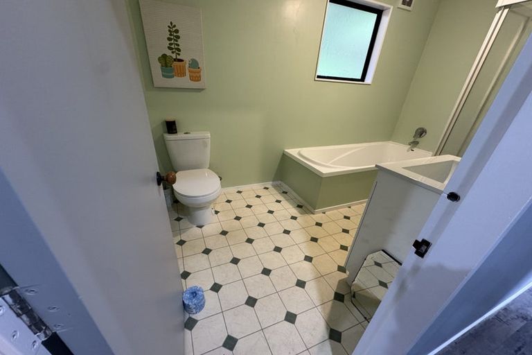 Photo of property in 26 Fiona Grove, Karori, Wellington, 6012
