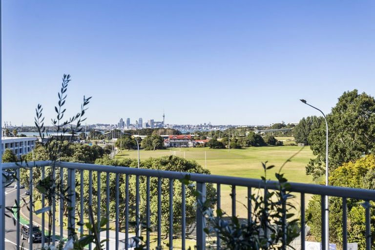 Photo of property in Shoal Haven Apartments, 408a/130 Anzac Street, Takapuna, Auckland, 0622