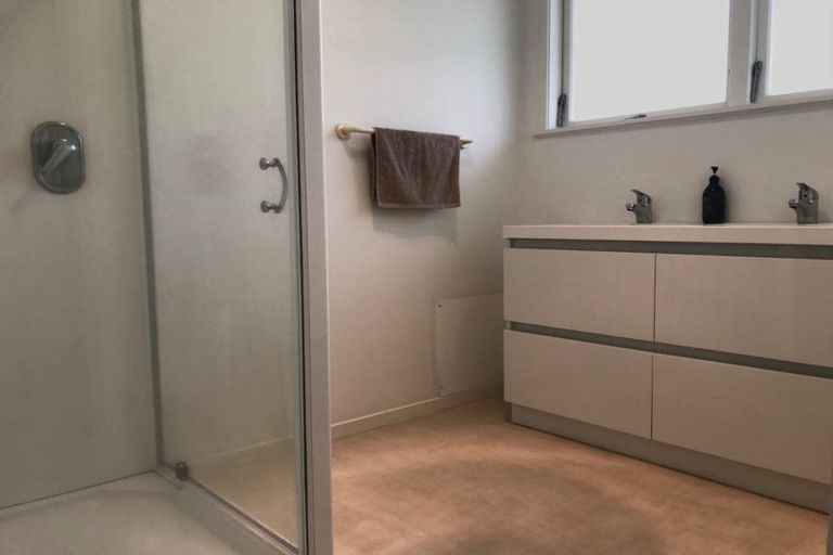 Photo of property in 1 Lenihan Street, Northcote, Auckland, 0627