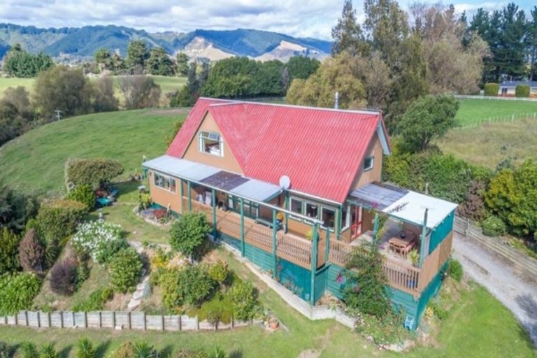 Photo of property in 246 Heatherlea East Road, Levin, 5571