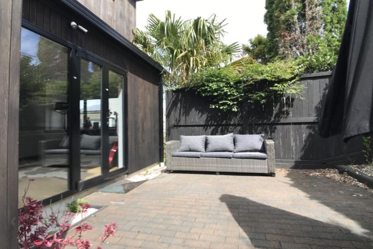 Photo of property in 2/92 Churchill Road, Murrays Bay, Auckland, 0630