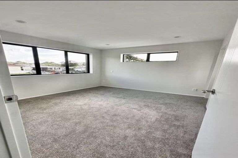 Photo of property in 15b Pipitea Place, Massey, Auckland, 0614