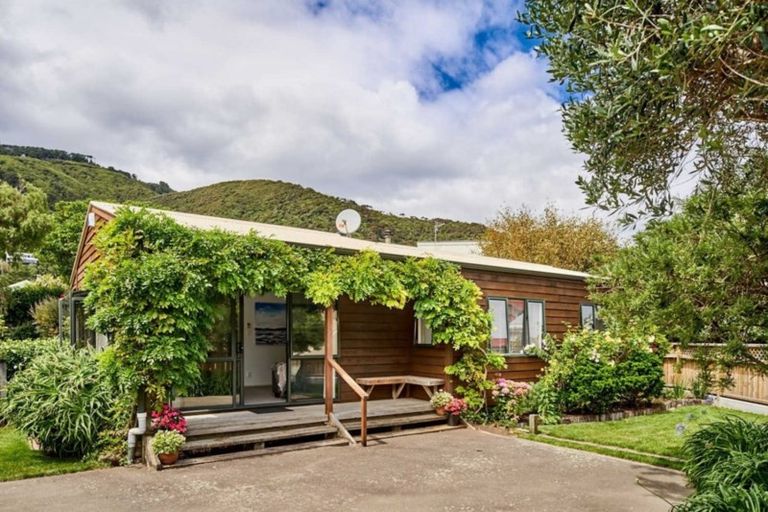 Photo of property in 105 Marine Parade, Eastbourne, Lower Hutt, 5013