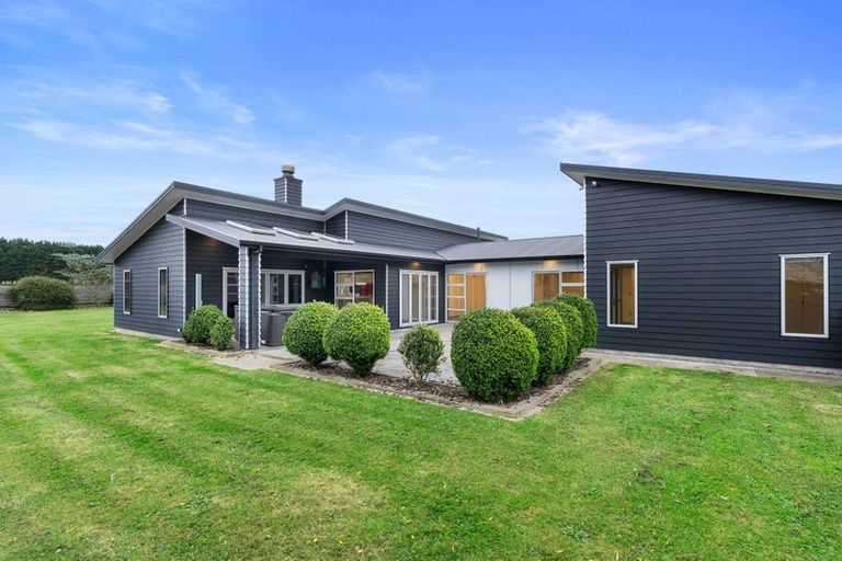Photo of property in 51 Waikawa Beach Road, Manakau, Levin, 5573