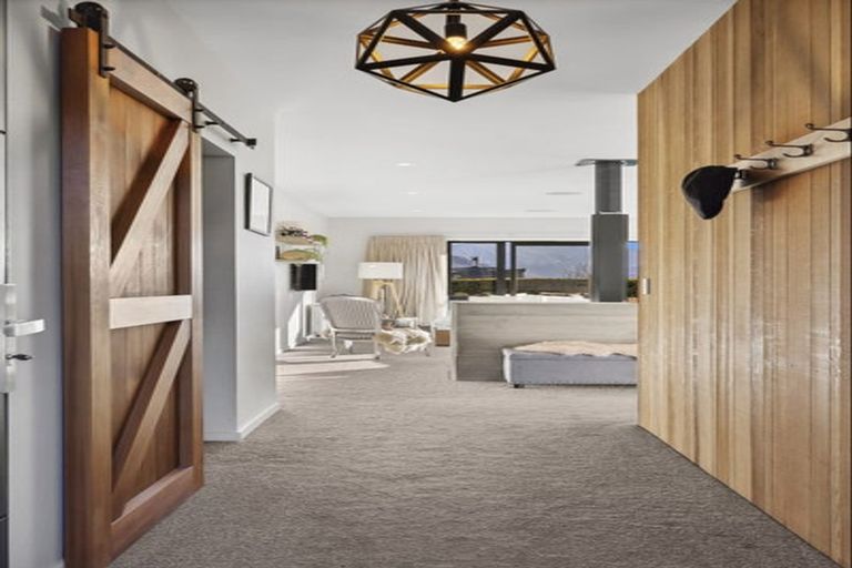 Photo of property in 35 Kirimoko Crescent, Wanaka, 9305