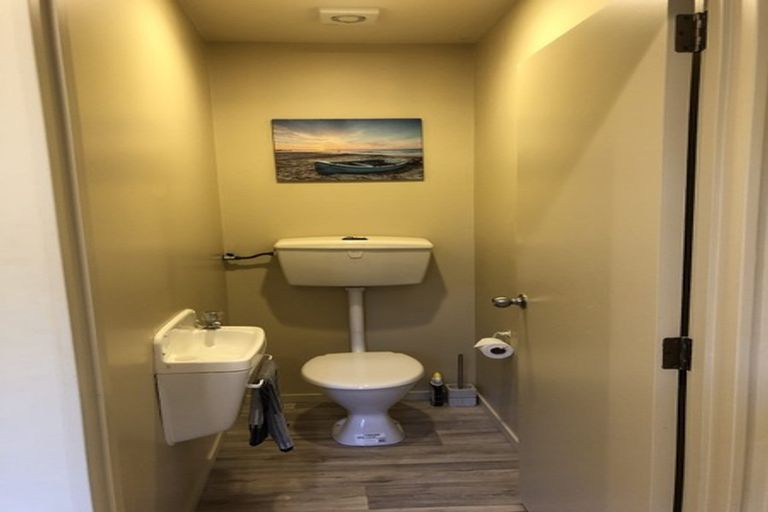 Photo of property in 12 Chelverton Terrace, Red Beach, 0932