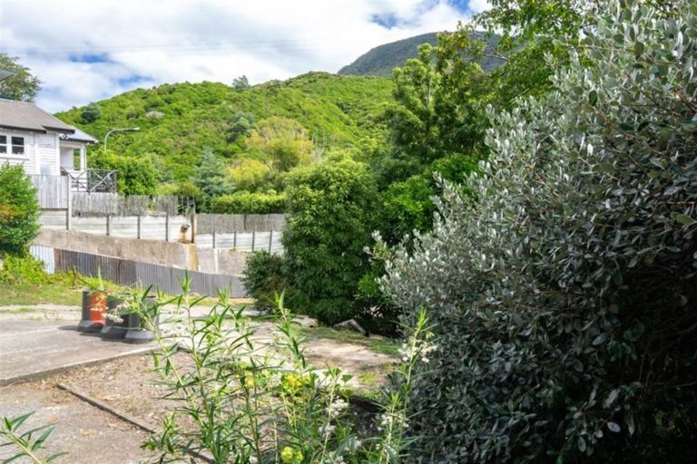 Photo of property in 76 Wairau Road, Picton, 7220