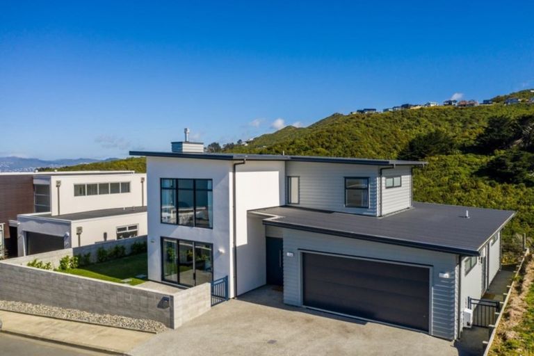 Photo of property in 22 Cromwell Point, Newlands, Wellington, 6037