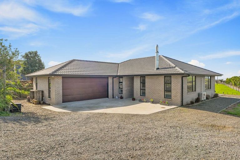 Photo of property in 2712 South Head Road, South Head, Helensville, 0874