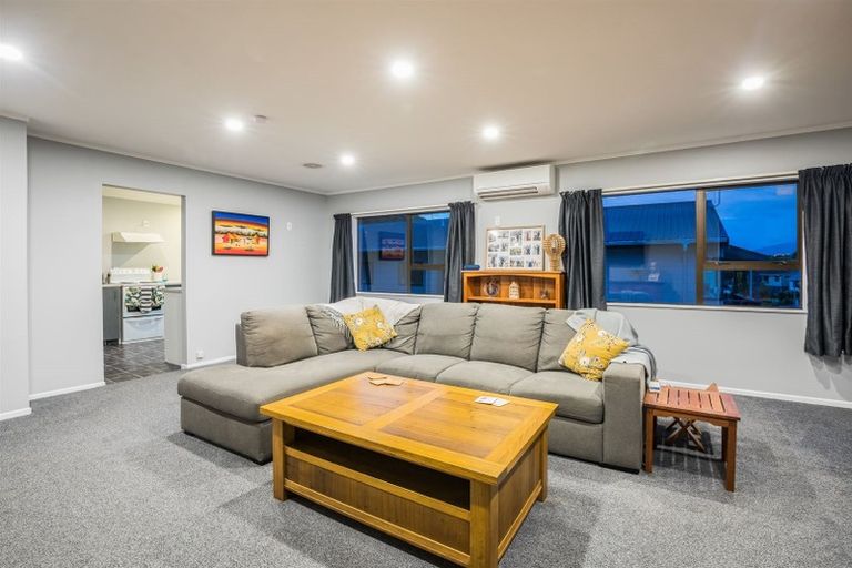 Photo of property in 62 Albatross Close, Whitby, Porirua, 5024