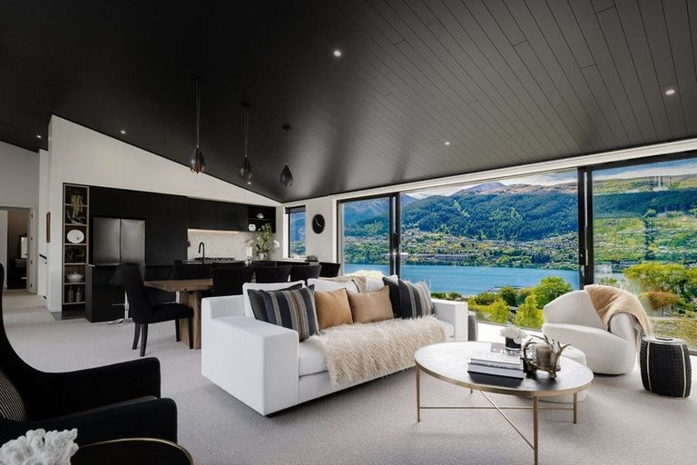 Photo of property in 8 Spring Hill Road, Kelvin Heights, Queenstown, 9300