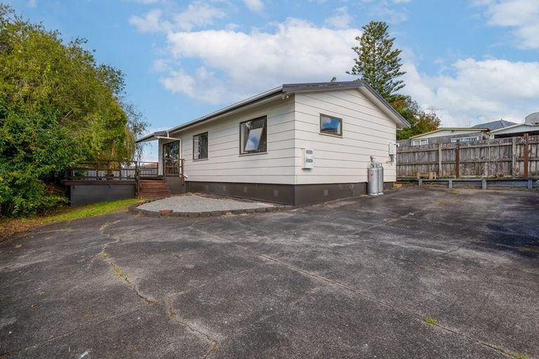 Photo of property in 1/13 Martin Place, Kelston, Auckland, 0602