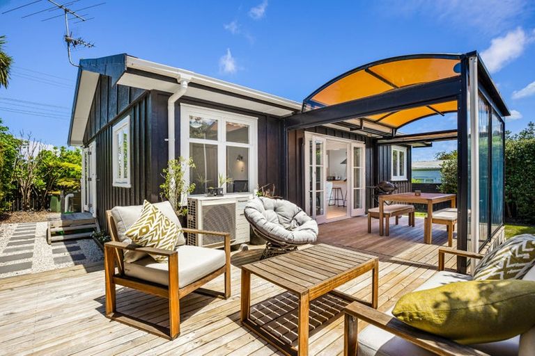 Photo of property in 1b Titoki Street, Te Atatu Peninsula, Auckland, 0610