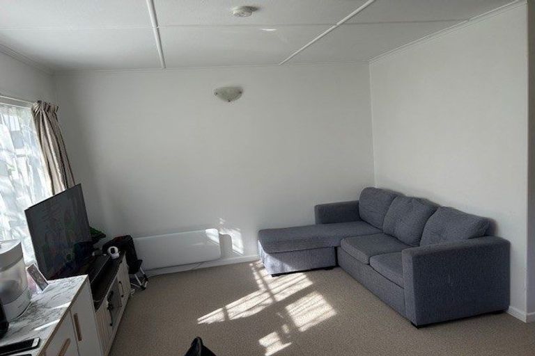 Photo of property in 18 Saulbrey Grove, Woburn, Lower Hutt, 5010