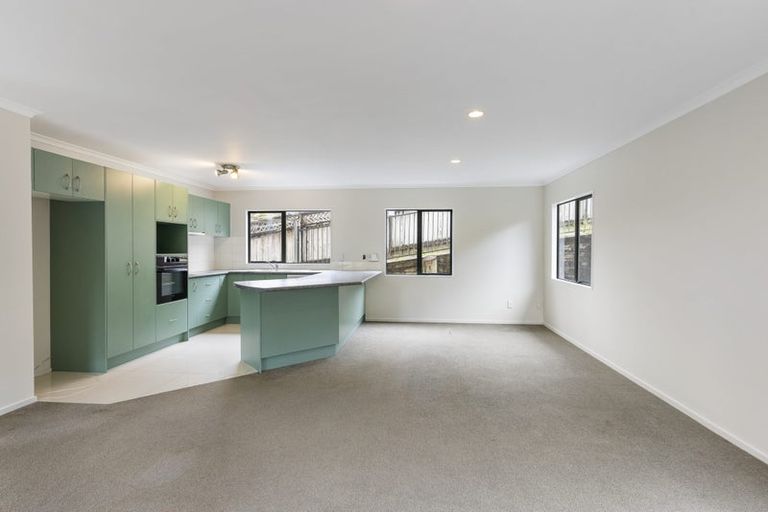 Photo of property in 2/14 Mossop Rise, Glenfield, Auckland, 0629