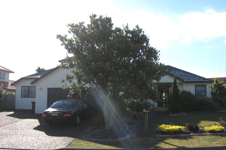 Photo of property in 1 Cayman Place, Unsworth Heights, Auckland, 0632