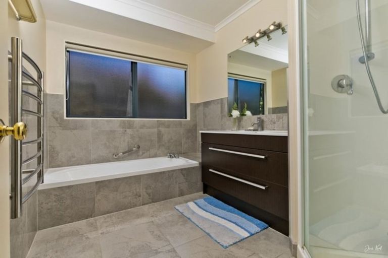 Photo of property in 48 Waldorf Crescent, Orewa, 0931