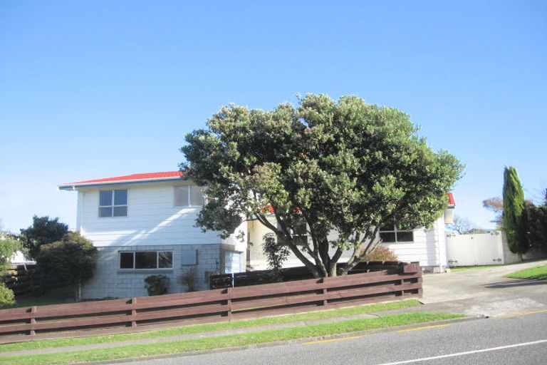 Photo of property in 27 Gloaming Hill, Titahi Bay, Porirua, 5022