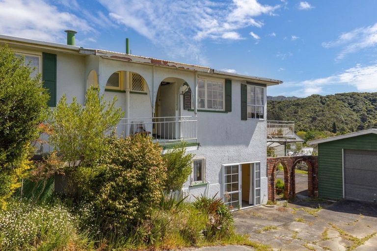 Photo of property in 82 Milton Terrace, Picton, 7220