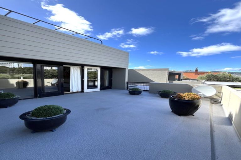 Photo of property in Highwic, 2/32 Hobson Street, Thorndon, Wellington, 6011