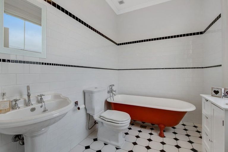 Photo of property in 14 Nelson Street, Helensville, 0800