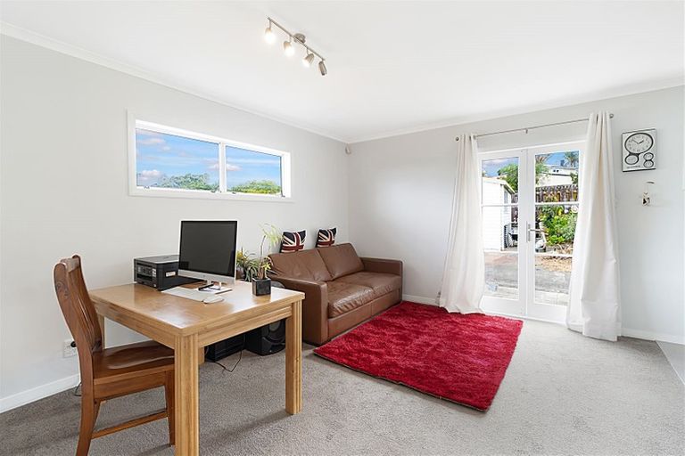 Photo of property in 42 Tiroroa Avenue, Te Atatu South, Auckland, 0610