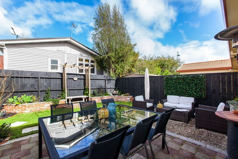 Photo of property in 3 Neta Grove, Henderson, Auckland, 0612
