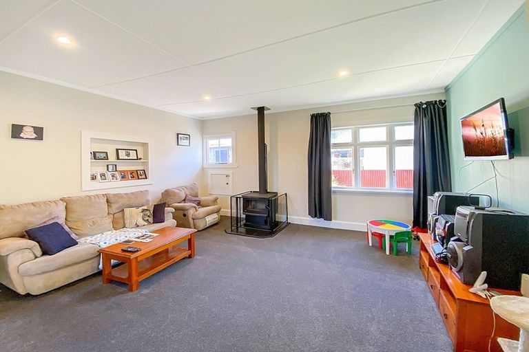 Photo of property in 10 Paraekaretu Street, Hunterville, 4730