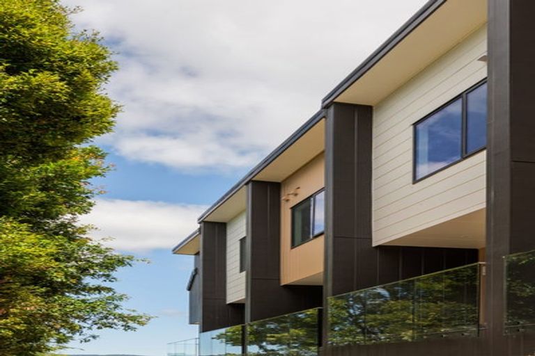 Photo of property in 12 South Pacific Place, Henderson, Auckland, 0612