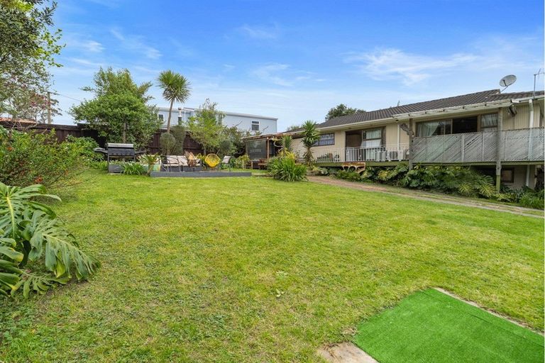 Photo of property in 1/2c Sunnynook Road, Sunnynook, Auckland, 0620