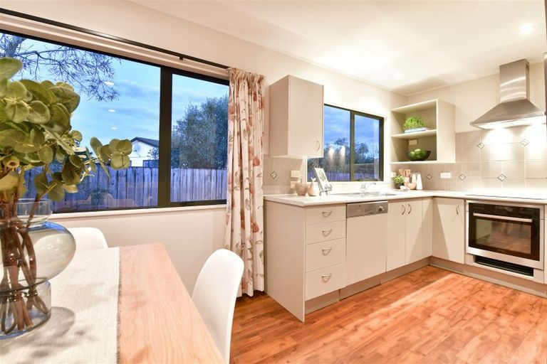 Photo of property in 5a Lillian Place, Orewa, 0931