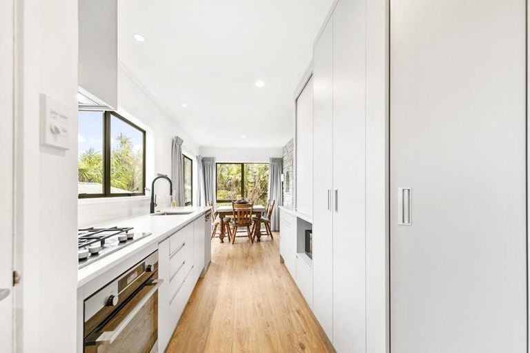 Photo of property in 22 Deverell Place, Northcross, Auckland, 0632