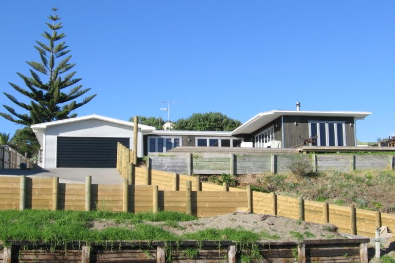 Photo of property in 17 Hicks Crescent, Waikanae Beach, Waikanae, 5036