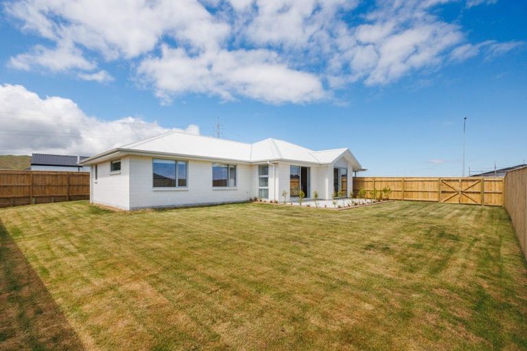 Photo of property in 68 Atlantic Drive, Fitzherbert, Palmerston North, 4410