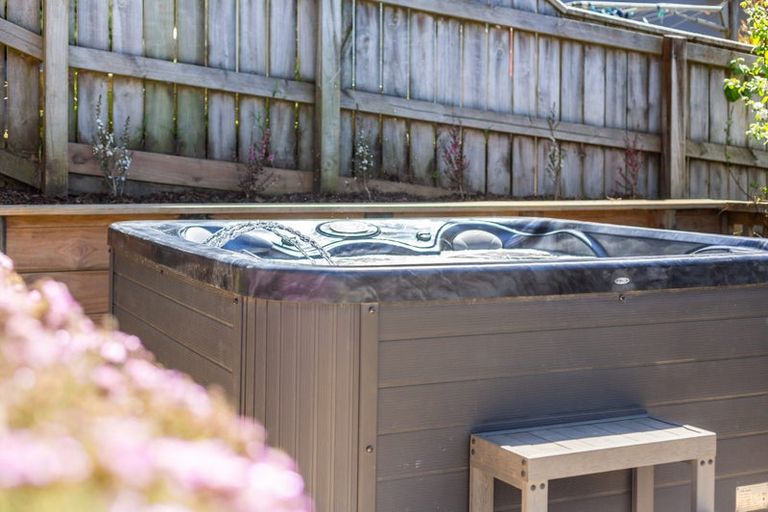 Photo of property in 10 Te Puia Drive, Aotea, Porirua, 5024