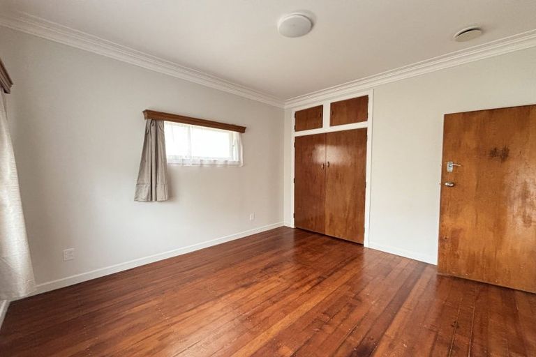 Photo of property in 39 Staveley Avenue, Mount Roskill, Auckland, 1041