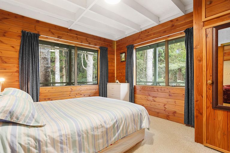 Photo of property in 25 Napuka Road, Henderson Valley, Auckland, 0612