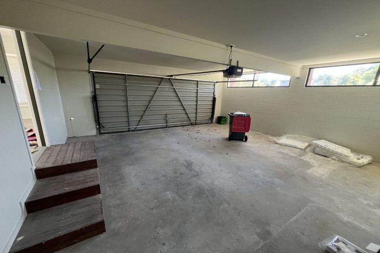 Photo of property in 15 Sequoia Grove, Merrilands, New Plymouth, 4312